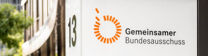 Das Logo des G-BA auf der Wand der Geschäftsstelle
