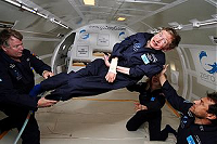Hawking 2007 bei einem Parabelflug (NASA). Urheber: David Shapinsky, Washington, D.C., US. Quelle: Wikipedia. public domain